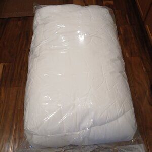 *Discounted* In Packaging new Bedsure King Comforter (White 102" by 90")